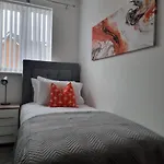 Beautiful 4 Bed Home, Sleeps 6, Driveway Parking