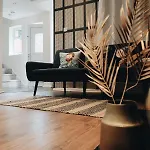 Bee - Byron House Holiday home