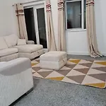 Impeccable 4-bed House Near Centre Tatil Evi Manchester