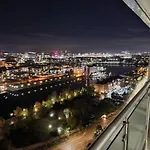 Beautiful 2 Bedroom Salford Quays Manchester