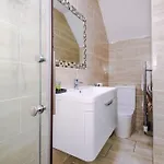 Spacious 4 Bedroom Modern House Near Centre Sleeps 12 Holiday home *