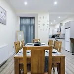 Spacious 4 Bedroom Modern House Near Centre Sleeps 12