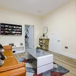 Spacious 4 Bedroom Modern House Near Centre Sleeps 12 Holiday home Manchester