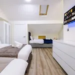 Spacious 4 Bedroom Modern House Near Centre Sleeps 12 Manchester