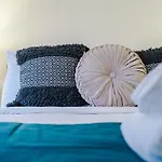 Spacious 4 Bedroom Modern House Near Centre Sleeps 12