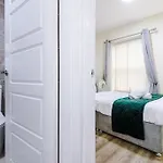Spacious 4 Bedroom Modern House Near Centre Sleeps 12 Holiday home