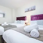 Spacious 4 Bedroom Modern House Near Centre Sleeps 12 Holiday home Manchester