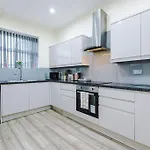 Spacious 4 Bedroom Modern House Near Centre Sleeps 12