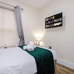 Spacious 4 Bedroom Modern House Near Centre Sleeps 12 Manchester