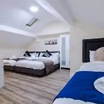 Holiday home Spacious 4 Bedroom Modern House Near Centre Sleeps 12 Manchester