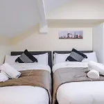 Spacious 4 Bedroom Modern House Near Centre Sleeps 12 Holiday home