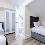 Spacious 4 Bedroom Modern House Near Centre Sleeps 12 Holiday home Manchester