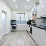 Spacious 4 Bedroom Modern House Near Centre Sleeps 12 * Manchester