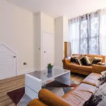Holiday home Spacious 4 Bedroom Modern House Near Centre Sleeps 12
