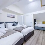 Spacious 4 Bedroom Modern House Near Centre Sleeps 12