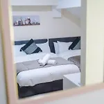 Spacious 4 Bedroom Modern House Near Centre Sleeps 12 Manchester