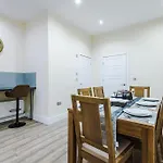 Spacious 4 Bedroom Modern House Near Centre Sleeps 12