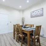 Spacious 4 Bedroom Modern House Near Centre Sleeps 12 Holiday home