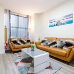 Spacious 4 Bedroom Modern House Near Centre Sleeps 12 * Manchester