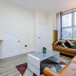 Spacious 4 Bedroom Modern House Near Centre Sleeps 12 * Manchester