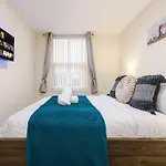 Spacious 4 Bedroom Modern House Near Centre Sleeps 12 Holiday home