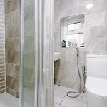 Holiday home Spacious 4 Bedroom Modern House Near Centre Sleeps 12 *