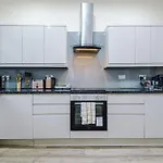 Spacious 4 Bedroom Modern House Near Centre Sleeps 12 Holiday home Manchester