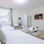 Spacious 4 Bedroom Modern House Near Centre Sleeps 12 Holiday home *