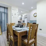 Spacious 4 Bedroom Modern House Near Centre Sleeps 12 Holiday home Manchester