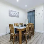 Spacious 4 Bedroom Modern House Near Centre Sleeps 12 *
