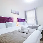 Spacious 4 Bedroom Modern House Near Centre Sleeps 12 Holiday home Manchester
