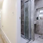 Holiday home Spacious 4 Bedroom Modern House Near Centre Sleeps 12 *