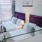 Holiday home Spacious 4 Bedroom Modern House Near Centre Sleeps 12 *