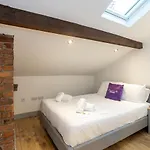 Pillo - Salford * Manchester
