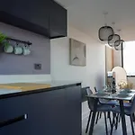 3br Penthouse By Torr Group Short Term Lets With Private Rooftop Garden דירה