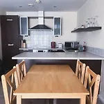 Apartment Spacious 2 Bed Flat, Free Parking, Close To Town Manchester