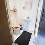 Spacious 2 Bed Flat, Free Parking, Close To Town 曼彻斯特