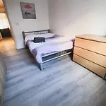 Spacious 2 Bed Flat, Free Parking, Close To Town Apartment Manchester