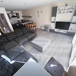 Apartment Spacious 2 Bed Flat, Free Parking, Close To Town *