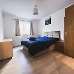 Spacious 2 Bed Flat, Free Parking, Close To Town * Manchester