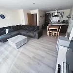 Spacious 2 Bed Flat, Free Parking, Close To Town *