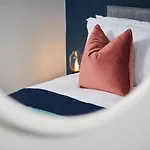 Fabulous 5 Bed House W Parking *