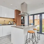 Fabulous 5 Bed House W Parking