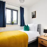 Fabulous 5 Bed House W Parking *