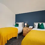 Fabulous 5 Bed House W Parking Manchester