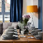 Fabulous 5 Bed House W Parking Manchester