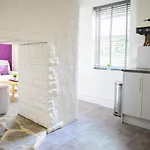 Purple Blossom, 2 Bed Apartment, Wi-fi, Near Didsbury, Free Parking Appartement
