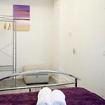 Purple Blossom, 2 Bed Apartment, Wi-fi, Near Didsbury, Free Parking