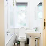 Purple Blossom, 2 Bed Apartment, Wi-fi, Near Didsbury, Free Parking Appartement