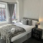 Large Five Bedroom With Parking, Sleeps 11! Manchester
